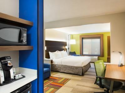 Express & Cedar By Ihg Hotel 2*