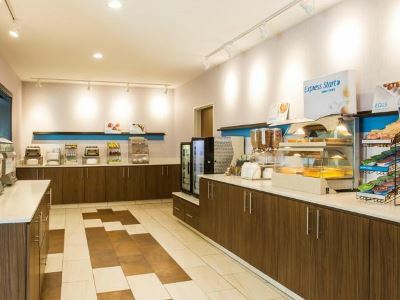 Express & Cedar By Ihg Hotel